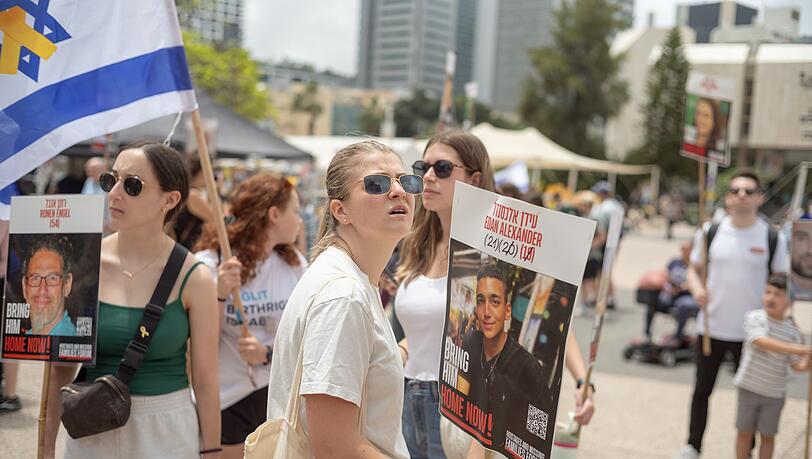 Angehörige und Unterstützer der Geiseln versammelten sich in Israel vor der Freilassung einer Geisel.