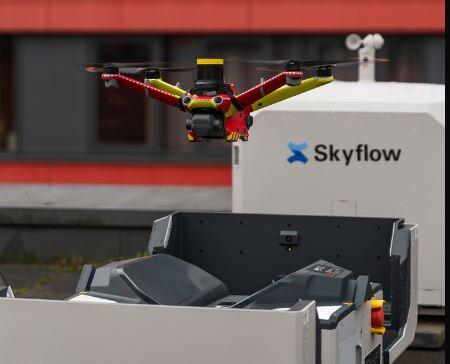 Eine Drohne schwebt über ihrer Ladestation.