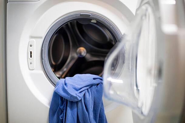 Ein oft &uuml;bersehener Bereich: Hinter der Waschmaschine sammeln sich Staub und Flusen.