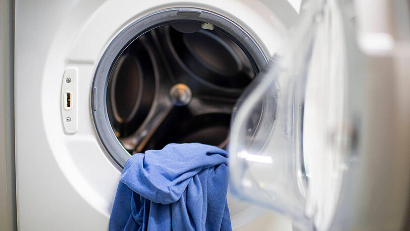 Ein oft übersehener Bereich: Hinter der Waschmaschine sammeln sich Staub und Flusen. Ein oft übersehener Bereich: Hinter der Waschmaschine sammeln sich Staub und Flusen.