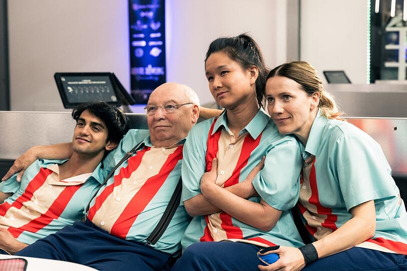 Djamal (Mido Kotaini, links), Freddy (Hans-Joachim Heist), Shu (Jing Xiang, zweite von rechts) und Karo (Bettina Lamprecht) wollen mit vereinten Kr&auml;ften gewinnen.