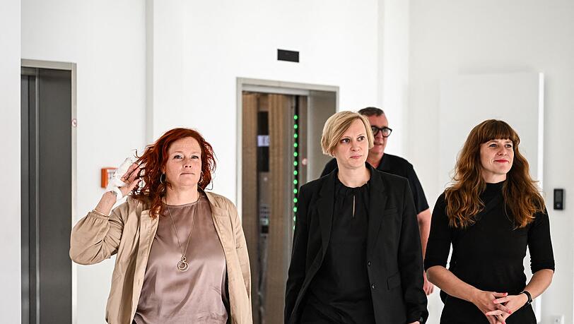 Die Parteivorsitzenden Bettina König (SPD, l-r), Nina Stahr (Bündnis 90/Die Grünen) und Kerstin Wolter (Die Linke) und andere Politiker haben sich erstmals nach der Wahl im Drei-Parteien-Format getroffen. Die Parteivorsitzenden Bettina König (SPD, l-r), Nina Stahr (Bündnis 90/Die Grünen) und Kerstin Wolter (Die Linke) und andere Politiker haben sich erstmals nach der Wahl im Drei-Parteien-Format getroffen.