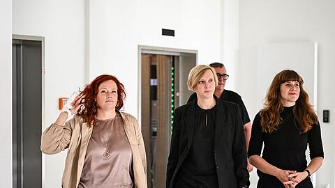 Die Parteivorsitzenden Bettina K&ouml;nig (SPD, l-r), Nina Stahr (B&uuml;ndnis 90/Die Gr&uuml;nen) und Kerstin Wolter (Die Linke) und andere Politiker haben sich erstmals nach der Wahl im Drei-Parteien-Format getroffen.