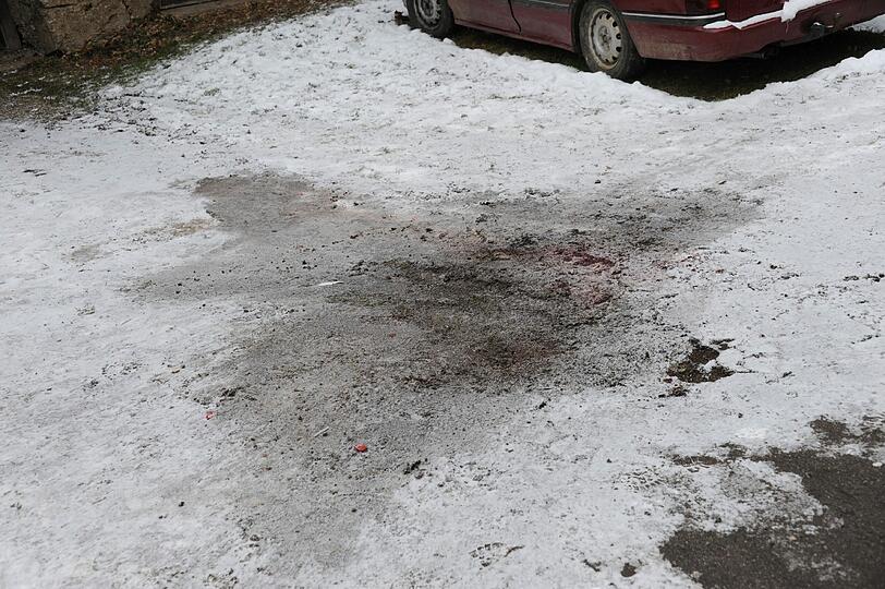 ...der Schnee vor dem Hof ist voller Blut.