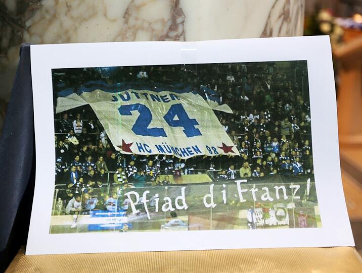 "Pfiad di, Franz!" Dieses Foto erinnert bei der Trauerfeier an die Ehrung Jüttners beim EHC München.