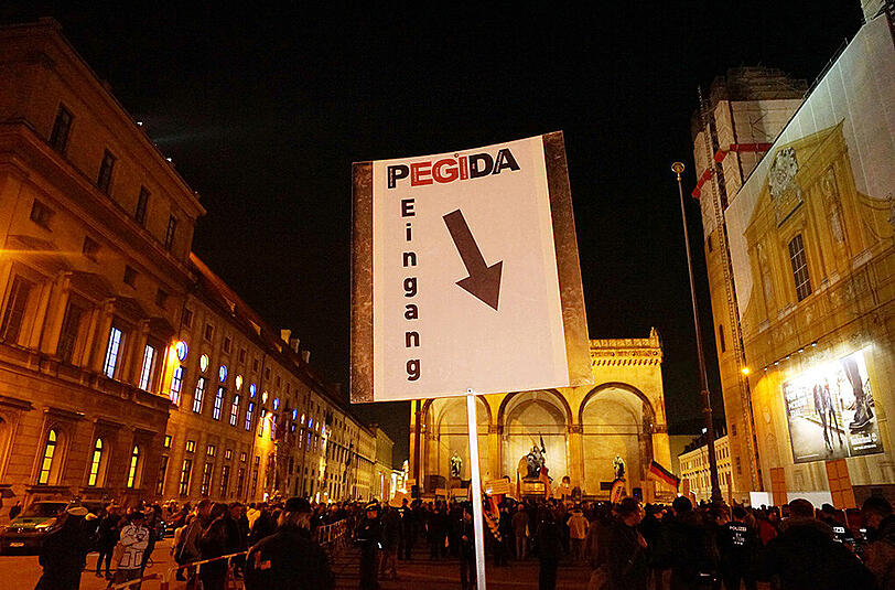 Anhänger der Pegida-Bewegung an der Feldherrnhalle.