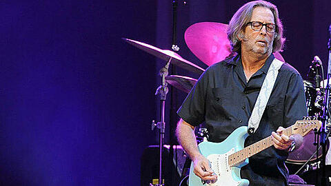 Eric Clapton hat seine Fender Straocaster einem befreundeten Musiker geschenkt, der sie nun wiederum für einen guten Zweck versteigert hat.