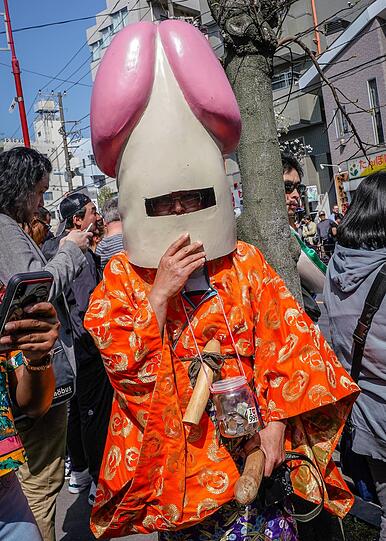 So feiern die Menschen in Japan das "fest des stählernen Penisses".