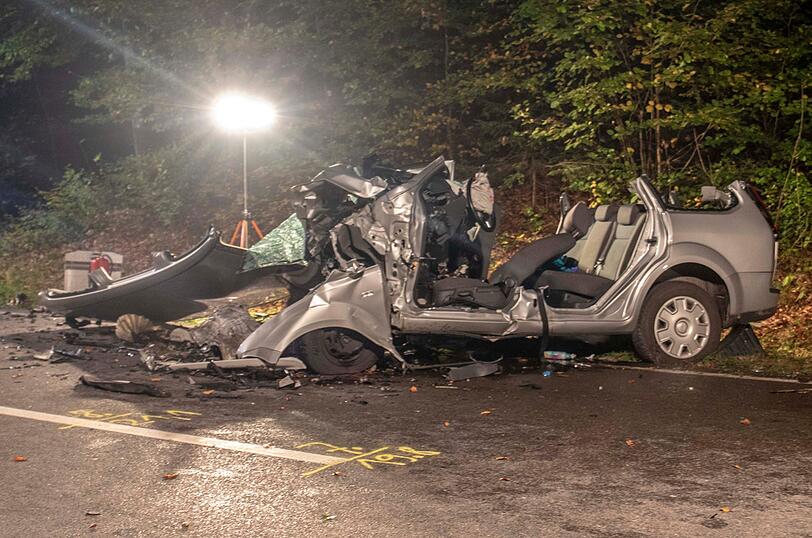 Aufräumarbeiten nach einem tödlichen Verkehrsunfall auf der B20 bei Laufen.