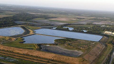 Blick auf ein Reservoir in der Nähe der alten Piney Point Phosphat Mine.