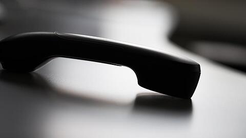 Der Mann informierte die Polizei telefonisch über den angeblichen Mord. (Symbolbild)