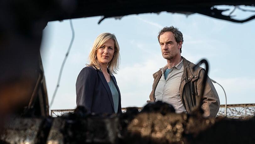 "Tatort: Liebe mich": Martina Bönisch (Anna Schudt) und Peter Faber (Jörg Hartmann) betrachten das ausgebrannte Auto, das ihrer Kollegin Rosa Herzog gehört.