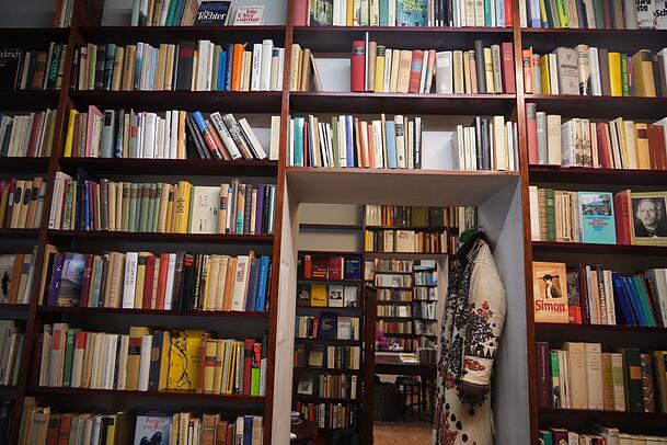 Sogar über den Durchgängen reihen sich Bücher aneinander. Sogar über den Durchgängen reihen sich Bücher aneinander.