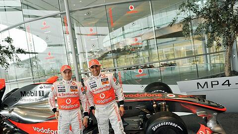 Bei der Präsentation des neuen Autos strahlten Heikki Kovalainen (li.) und Lewis Hamilton noch. Nun droht ihrem Rennstall McLaren-Mercedes das Aus.