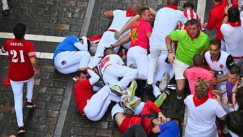 Gefährliche Szenen prägen auch den siebten Stierlauf in Pamplona.