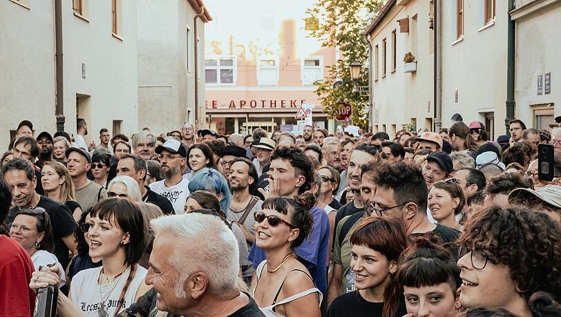 Das Publikum vor der Schaumamoi-Bühne in der Kistlerstraße in Obergiesing beim Ois Giasing 2024.