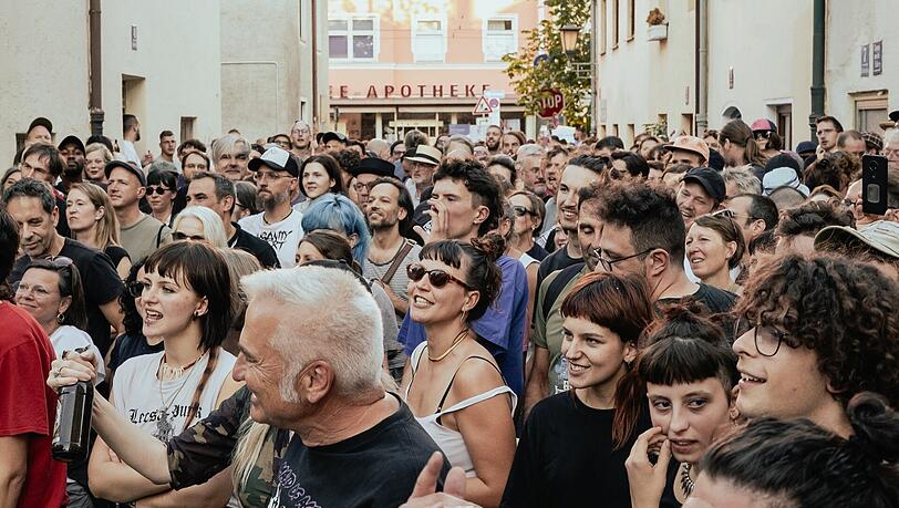 Beim OisGiasing! verwandelt sich der Bereich um die Tegernseer Landstra&szlig;e in eine Partymeile.