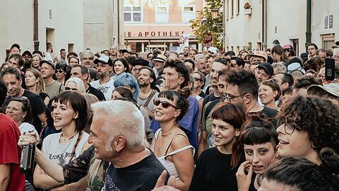 Das Publikum vor der Schaumamoi-B&uuml;hne in der Kistlerstra&szlig;e in Obergiesing beim Ois Giasing 2024.