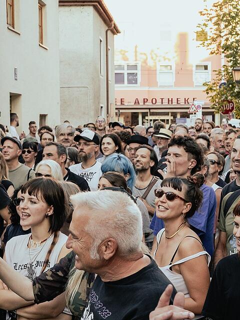 Beim OisGiasing! verwandelt sich der Bereich um die Tegernseer Landstra&szlig;e in eine Partymeile.