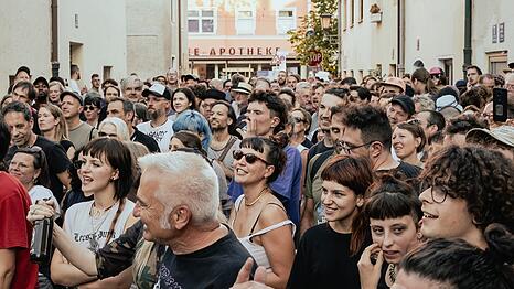 Beim OisGiasing! verwandelt sich der Bereich um die Tegernseer Landstra&szlig;e in eine Partymeile.
