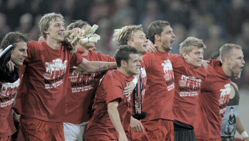 Auf nach Berlin: Die Werkself feiert den Einzug ins Pokalfinale Auf nach Berlin: Die Werkself feiert den Einzug ins Pokalfinale
