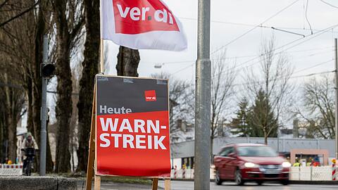 Am Freitag und Samstag will Verdi den Nahverkehr in mehr als einem Dutzend bayerischen Städten bestreiken. (Archivbild) Am Freitag und Samstag will Verdi den Nahverkehr in mehr als einem Dutzend bayerischen Städten bestreiken. (Archivbild)