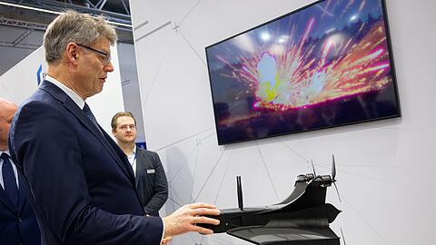 Bundesverkehrsminister Patrick Schnieder (CDU) bei der Messe Xponential am Messestand von Rheinmetall, wo eine Abfangdrohne zu sehen ist.