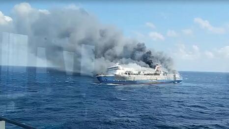 Pl&ouml;tzlich ger&auml;t ein Schiff auf See in Indonesien in Brand. F&uuml;r einige der mehr als 270 Menschen an Bord kommt jede Hilfe zu sp&auml;t.