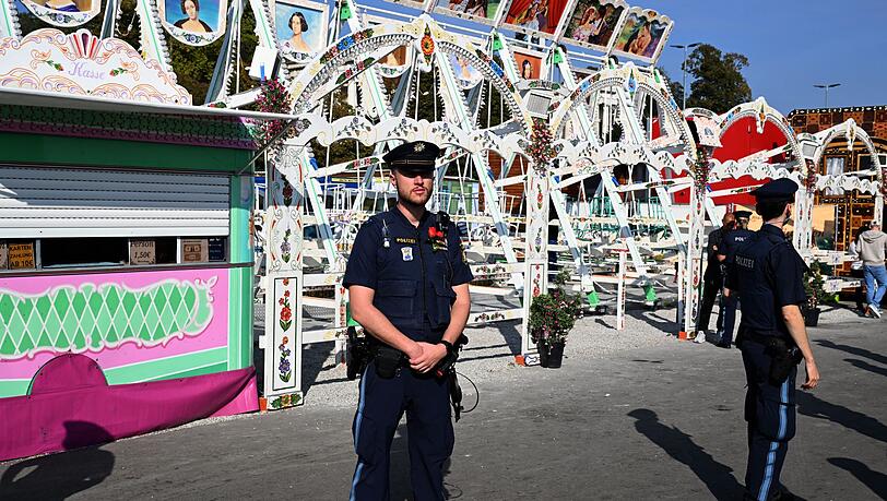 Die Polizei sperrte die Schiffsschaukel ab. Die Polizei sperrte die Schiffsschaukel ab.