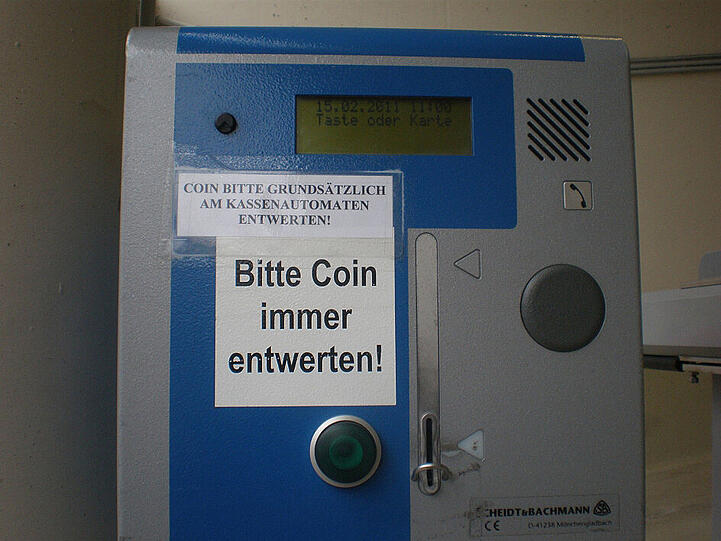 VERENGLISCHUNG: Bei aller Liebe zum internationalen
Flair, mit dem sichMünchen
schmückt: Zu viele englische
Begriffe stiften bloß Verwirrung.
&bdquo;Coin entwerten&ldquo;
steht zum Beispiel im Parkhaus
am Leuchtenbergring.
Coin? Wie bitte entwertet
man eine Münze? Merke: Der
Münchner versteht &bdquo;Zoin&ldquo;,
aber nicht Coin!