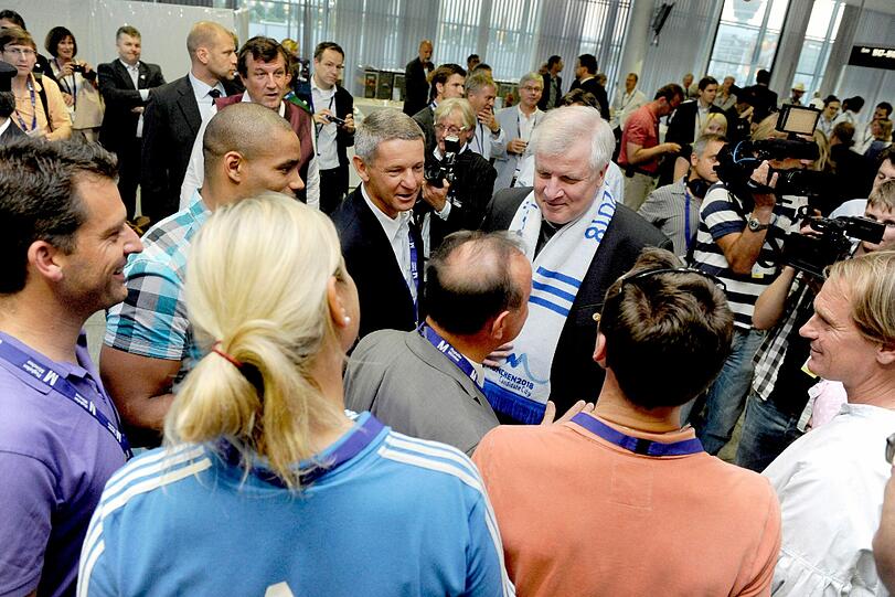 Kurz vorm Abflug nach Durban: Ministerpräsident Horst Seehofer steht zusammen mit Sportlern und Politikern am Gate im Flughafen in München und ballt die Fäuste.