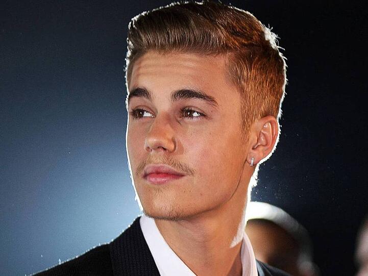Popstar Justin Bieber (20) wird nach Angaben der Staatsanwaltschaft in Los Angeles wegen Vandalismus angeklagt.