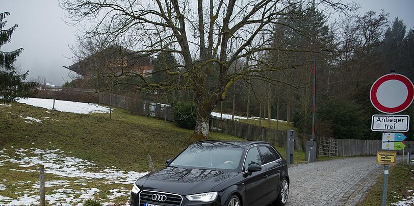 Ein Auto fährt am Montag aus der Einfahrt zum Haus von Ex-Bayern-Präsident Uli Hoeneß in Bad Wießsee.