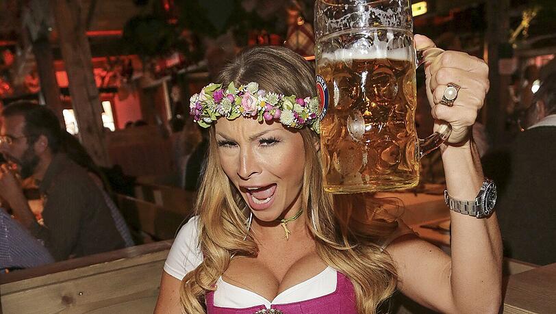 Flop: Blumenkränze, wie hier bei Jana Julia Kilka sind mittlerweile out Flop: Blumenkränze, wie hier bei Jana Julia Kilka sind mittlerweile out