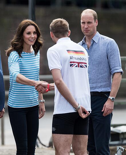Die britische Herzogin Kate und Prinz William unterhalten sich in Heidelberg vor einem Regattarennen mit einem Ruderer.
