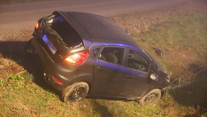 Abflug von der Autobahn: Ein Pkw ist von der A94 abgekommen und hat dabei einen Wildschutzzaun durchbrochen.