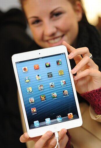 Apple iPad mini

Preis: ab 294 Euro; Akkuleistung: eng begrenzt;
Bilddiagonale: 20 cm;
Speicher: 16 Gigabyte; Gewicht 312 g;

Der große Vorteil eines Tablets wie dem iPad: Es ist nicht nur ein Reader, sondern quasi ein "Personal Computer" (sorry, Apple) mit allen seinen Möglichkeiten: man kann damit spielen, surfen, Mails schreiben, Daten verwalten. Auch Bücher lesen, sogar im Dunklen. Nur in hellem Umgebungslicht sieht der Nutzer den Text längst nicht so gut wie auf einem Reader. Auch hält der Akku je nach Nutzung nur Stunden oder Tage, während spezialisierte Reader Wochen ohne Aufladung auskommen. Im Vergleich dazu ist das iPad teurer und schwerer.