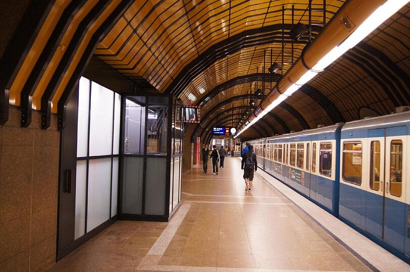 Die Stadtwerke überprüfen die Bausubstanz der Haltestelle Schwanthalerhöhe.