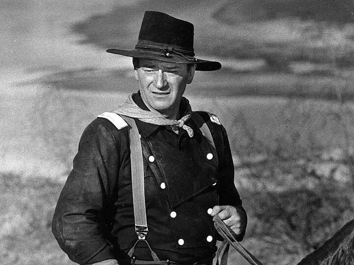 John Wayne während der Dreharbeiten zu dem Film "Der letzte Befehl" (Originaltitel: "The Horse Soldiers").