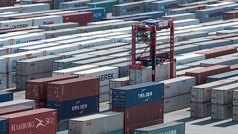Container auf dem Gelände des JadeWeserPort in Wilhelmshaven.