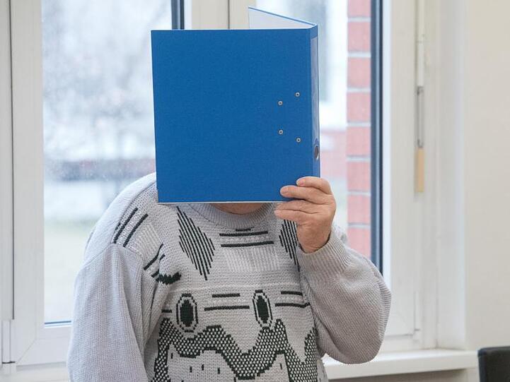 Der Mann stand 1987 schon einmal vor Gericht. "Wegen des gleichen Delikts", sagte sein Sohn, der Vater der drei Opfer, nach der Urteilsverkündung. Damals habe sich sein Vater an seinen eigenen Töchtern vergangen.