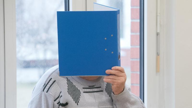 Der Mann stand 1987 schon einmal vor Gericht. "Wegen des gleichen Delikts", sagte sein Sohn, der Vater der drei Opfer, nach der Urteilsverkündung. Damals habe sich sein Vater an seinen eigenen Töchtern vergangen. Der Mann stand 1987 schon einmal vor Gericht. "Wegen des gleichen Delikts", sagte sein Sohn, der Vater der drei Opfer, nach der Urteilsverkündung. Damals habe sich sein Vater an seinen eigenen Töchtern vergangen.