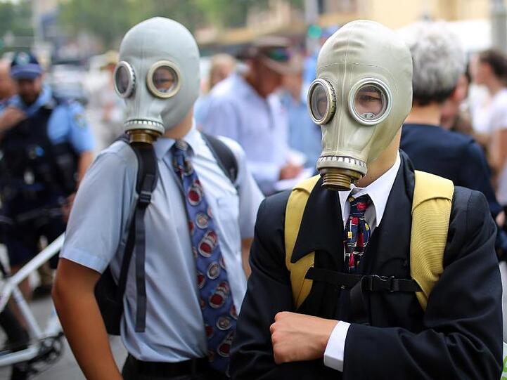 Schüler tragen bei einer Fridays-for-Future-Demonstration in Sydney Gasmasken. Weltweit gehen erneut Abertausende Menschen für mehr Klimaschutz auf die Straße.