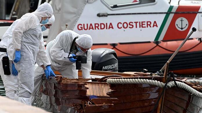 Italienische Forensiker begutachten die Schäden am Unfallboot in Salo am Gardasee.