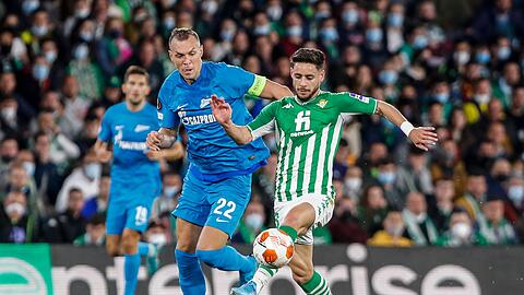 Alex Moreno (r) von Betis Sevilla kämpft mit Artem Dzyuba von Zenit St. Petersburg um den Ball.