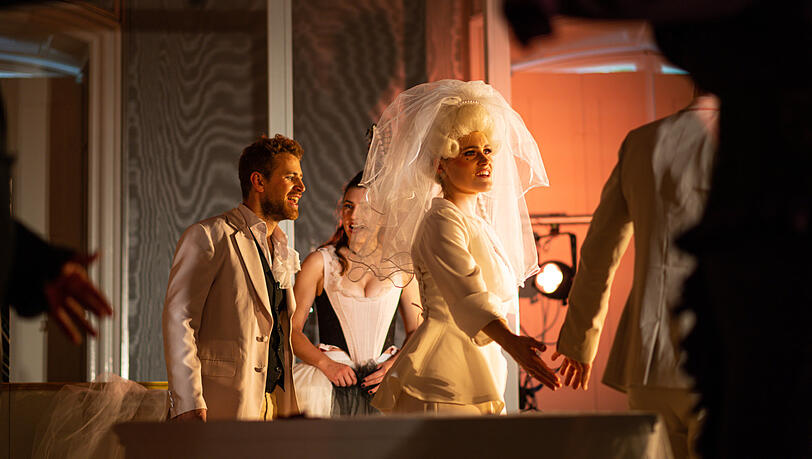 Das junge Ensemble der Kammeroper München bei der Aufführung von Mozarts "Le nozze di Figaro" im Hubertussaal von Schloss Nymphenburg. Das junge Ensemble der Kammeroper München bei der Aufführung von Mozarts "Le nozze di Figaro" im Hubertussaal von Schloss Nymphenburg.