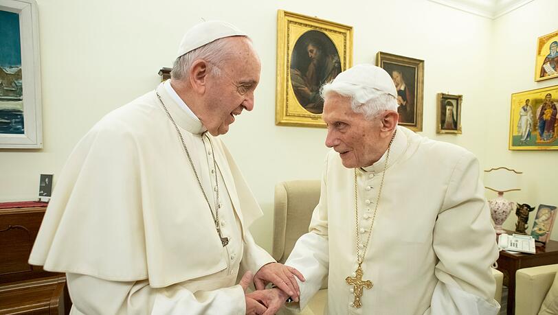 Papst Franziskus (l) und der emeritierte Papst Benedikt XVI. unterhalten sich im Dezember 2018 im Kloster "Mater Ecclesiae".