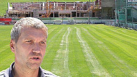 Wellen im Grünen: Club-Trainer Thomas von Heesen findet den Platz in Kaprun nicht optimal.