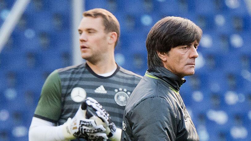 Joachim Löw (r) setzte jahrelang auf Manuel Neuer als Nummer eins. Gemeinsam wurden sie 2014 in Brasilien Weltmeister. (Archivbild)
