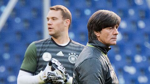 Joachim Löw (r) setzte jahrelang auf Manuel Neuer als Nummer eins. Gemeinsam wurden sie 2014 in Brasilien Weltmeister. (Archivbild)